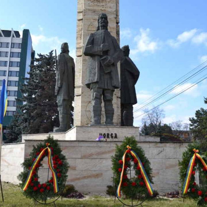 Closca (Revolt statuary group) in Cluj, Romania image
