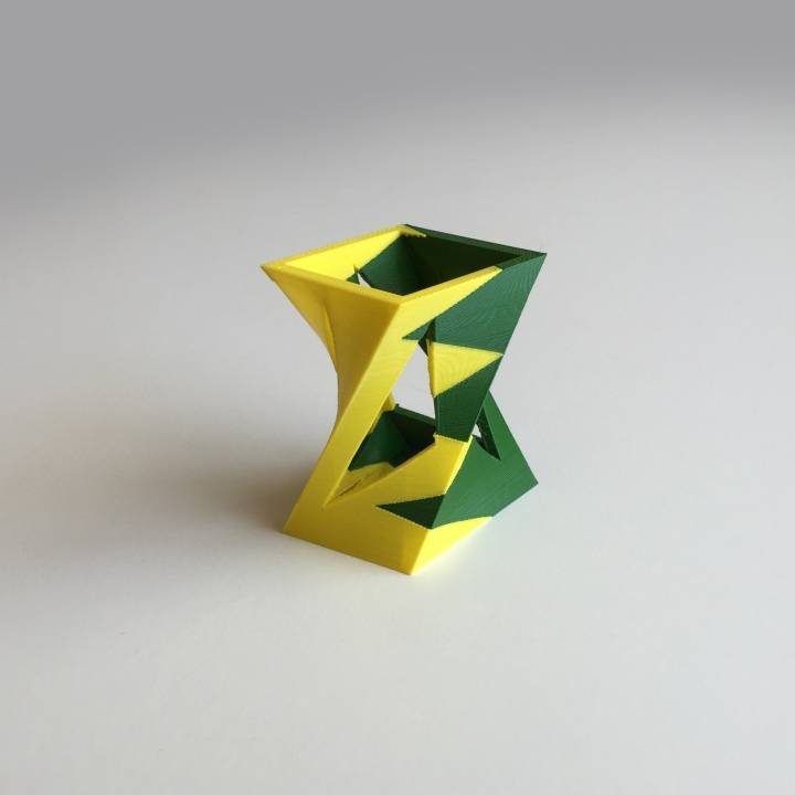 Twisted Box Vase (Dual Extrusion / 2 Color) image