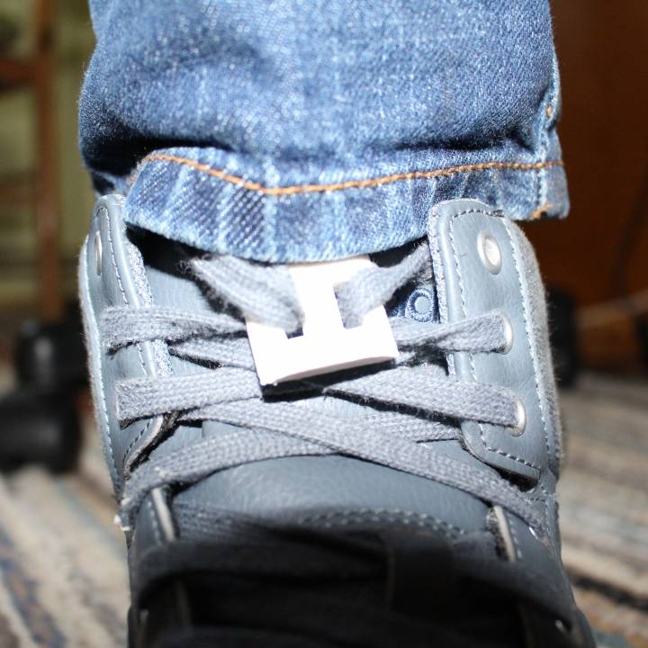 Easy shoelace tightener image