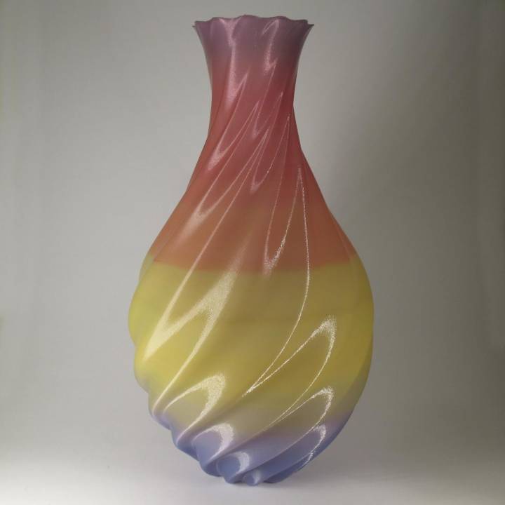 Simple Twirl Vase image