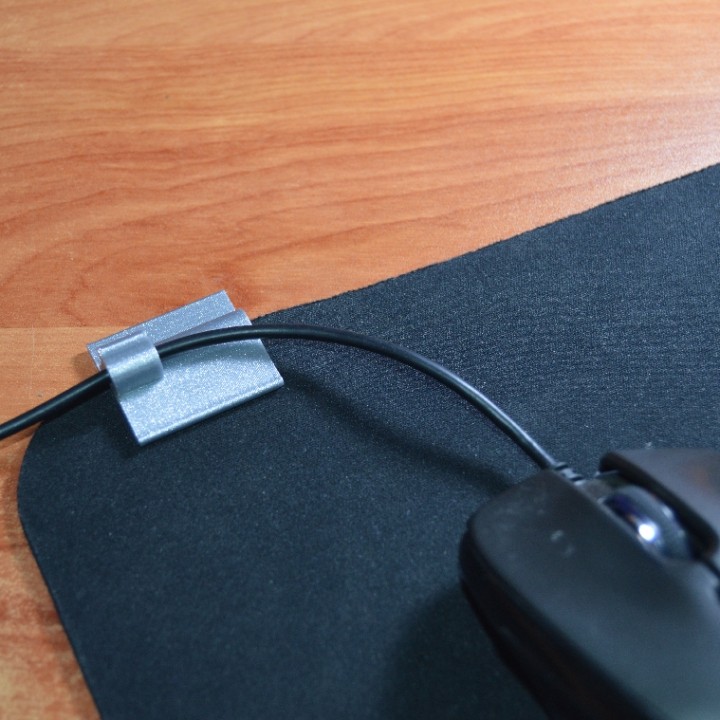 CLIP-mouse-wire-to-mousepad image