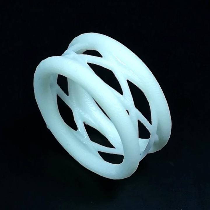 3D Printable Intersecting Ring by Nadja Carstensen