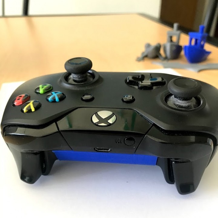 3D Printable Xbox One Battery Cover by Gavin Broughton
