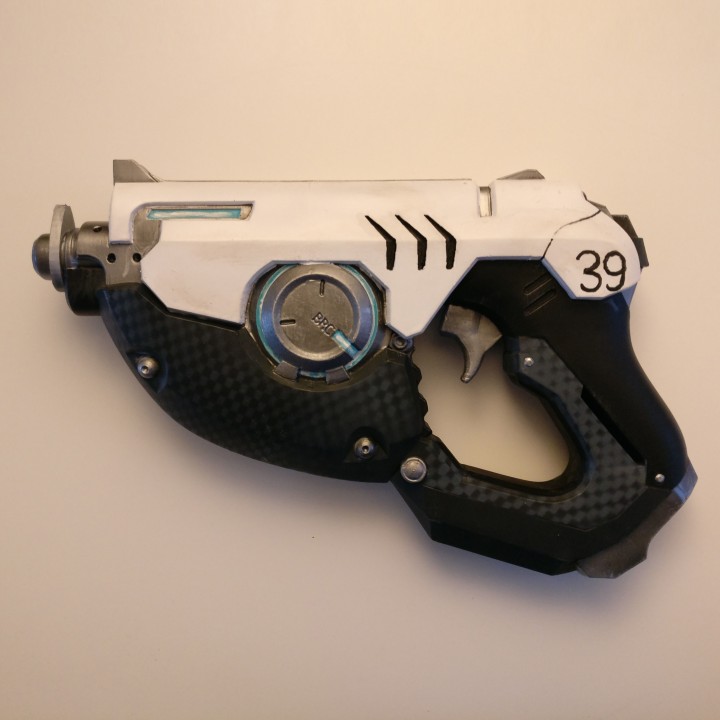 Tracer's Pulse Pistols from Overwatch image