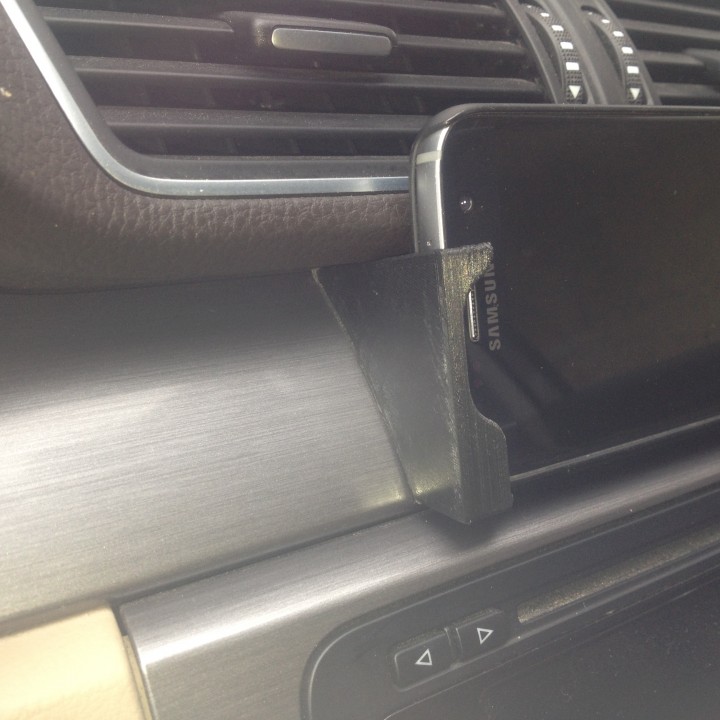 Mobile phone holder for Galaxy S7 in  a VW Passat b7 image