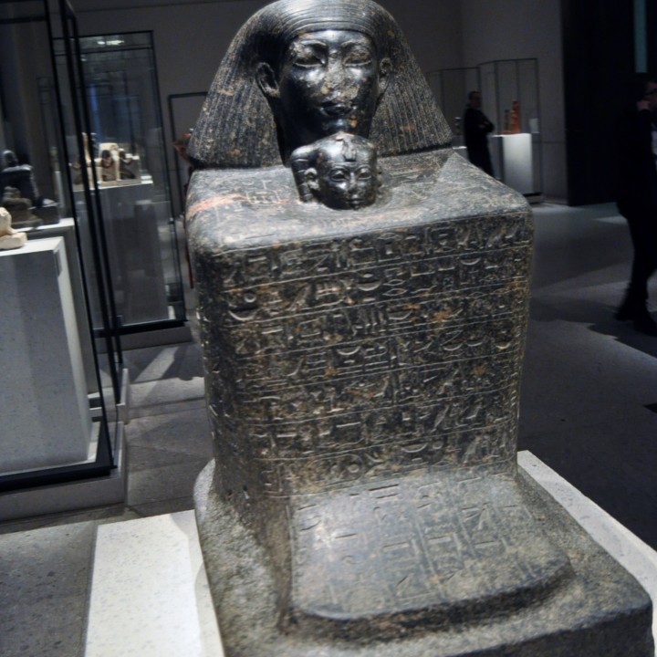 Cube figure of Senenmut with the daughter of Queen Hatshepsut - Neferure image