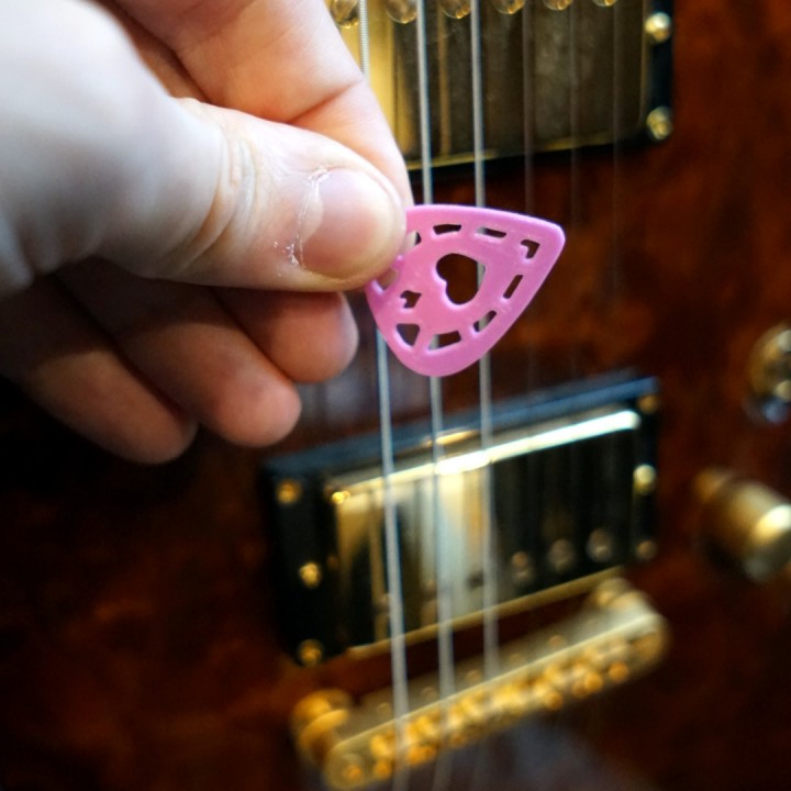 Queen of Hearts Guitar Pick image
