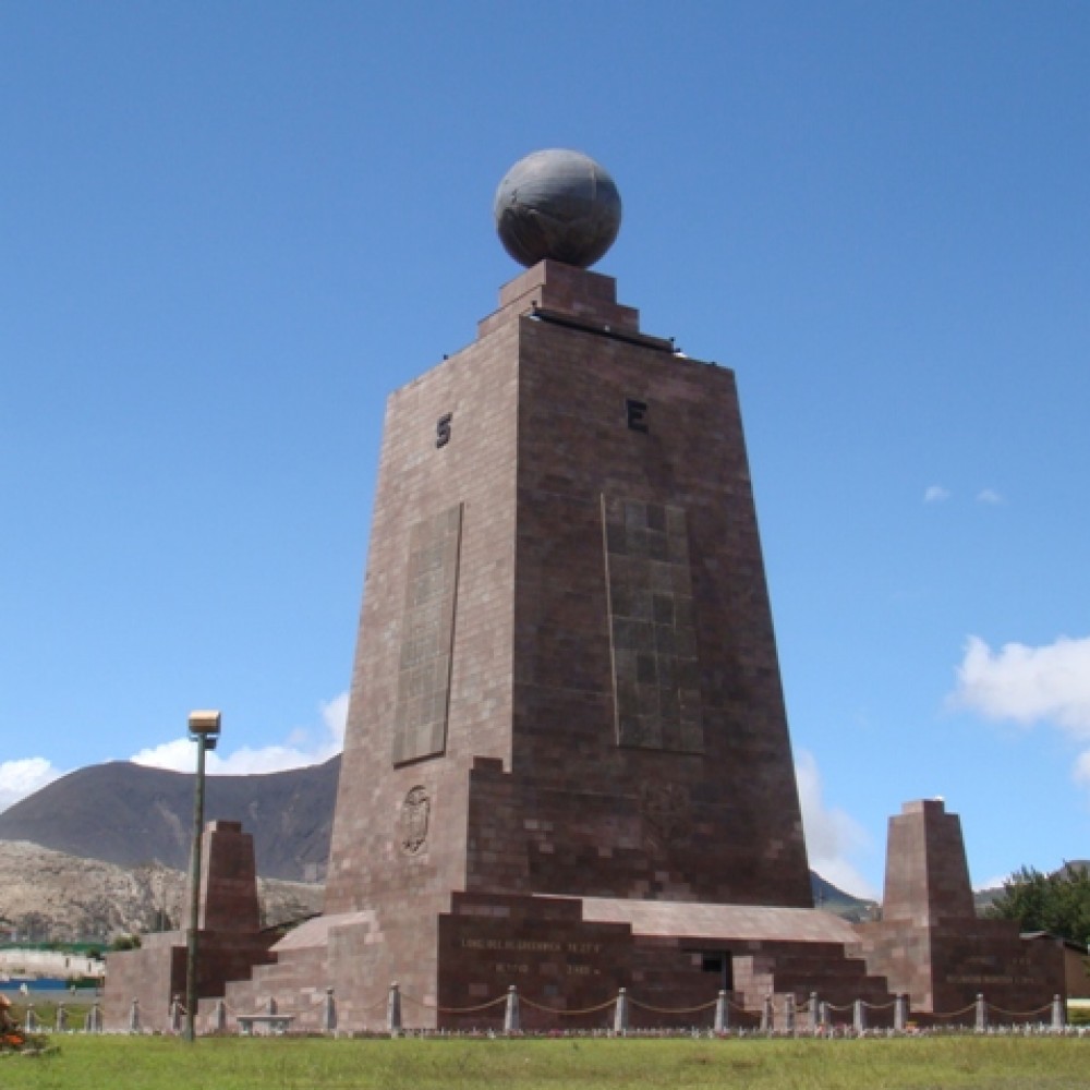 Ciudad mitad del mundo эквадор. Церковь ла лус дель мундо. Ла ла дель мундо. Экватор памятник. Церковь ла лус дель мундо.