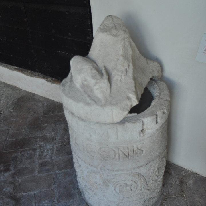 Container for an urn image