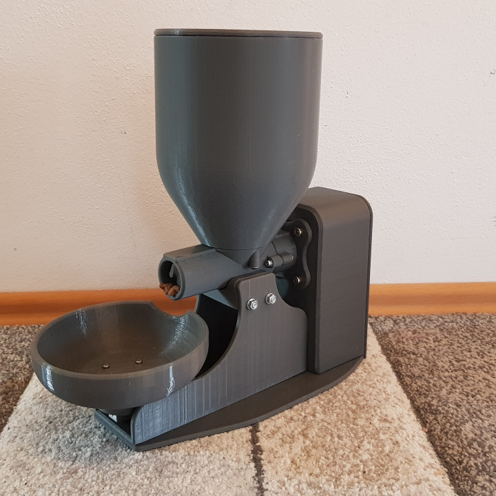 Fully automatic cat feeder image