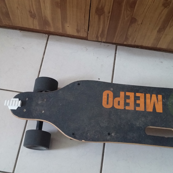 Reversible Front-Mounted Picatinny Rail For Longboards image