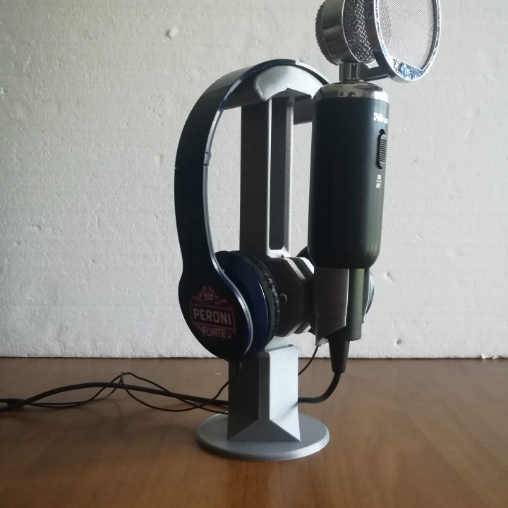 Headphones and Microphone stand - No supports needed image
