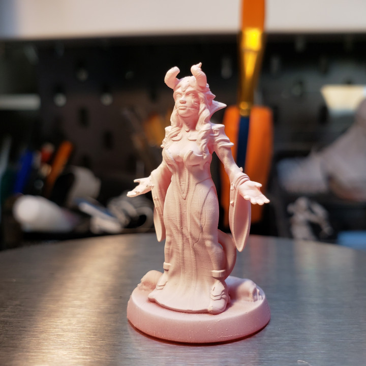 Tiefling Sorceress Type A w/ Modular Hands (Presupported) image